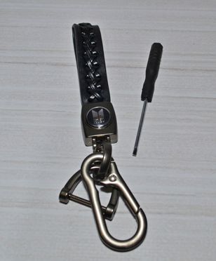 Брелок для ключів плетений з карабіном Isuzu