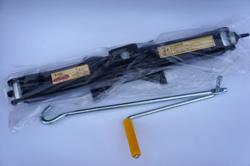 Домкрат ромбовидный 2т с ручкой 3,2 кг подъем 98-442 мм Elegant 100 830 