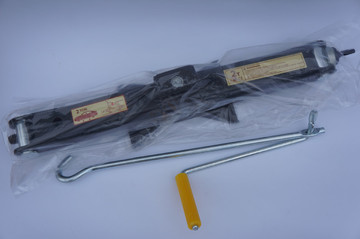 Домкрат ромбовидный 2т с ручкой 3,2 кг подъем 98-442 мм Elegant 100 830 
